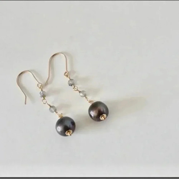 Black Pearl earring, Labradorite Gemstone, Gifted To The Press, Dangle Earrings - Picture 4 of 4